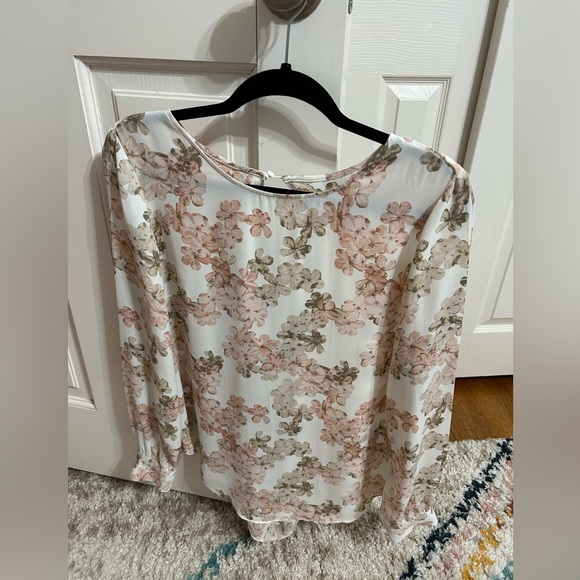 FLORAL BLOUSE | flowy fit with back detail and cutout - Picture 1 of 6
